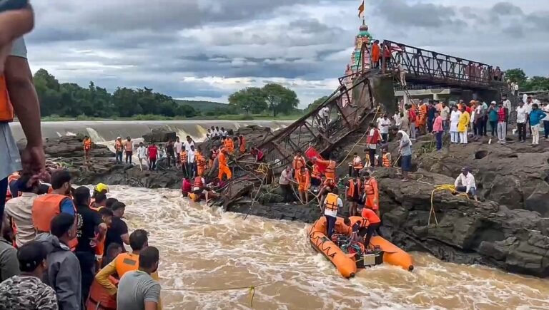 पुणे ब्रिज हादसे पर सियासत गरम, उद्धव ठाकरे ने इसे सरकार की आपराधिक लापरवाही बताया, कांग्रेस ने भी उठाए सवाल