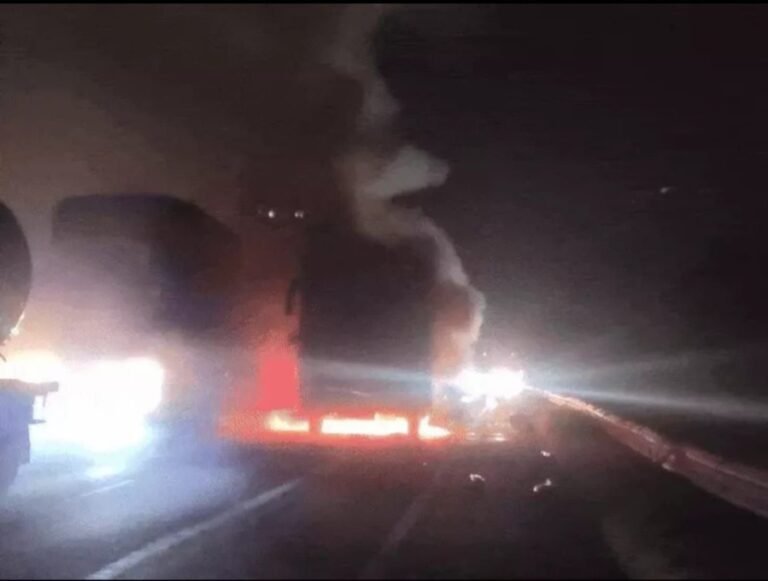 इंदौर से पुणे जा रही यात्री बस में कंटेनर से टक्कर के बाद लगी आग, ड्राइवर सहित आठ लोग घायल