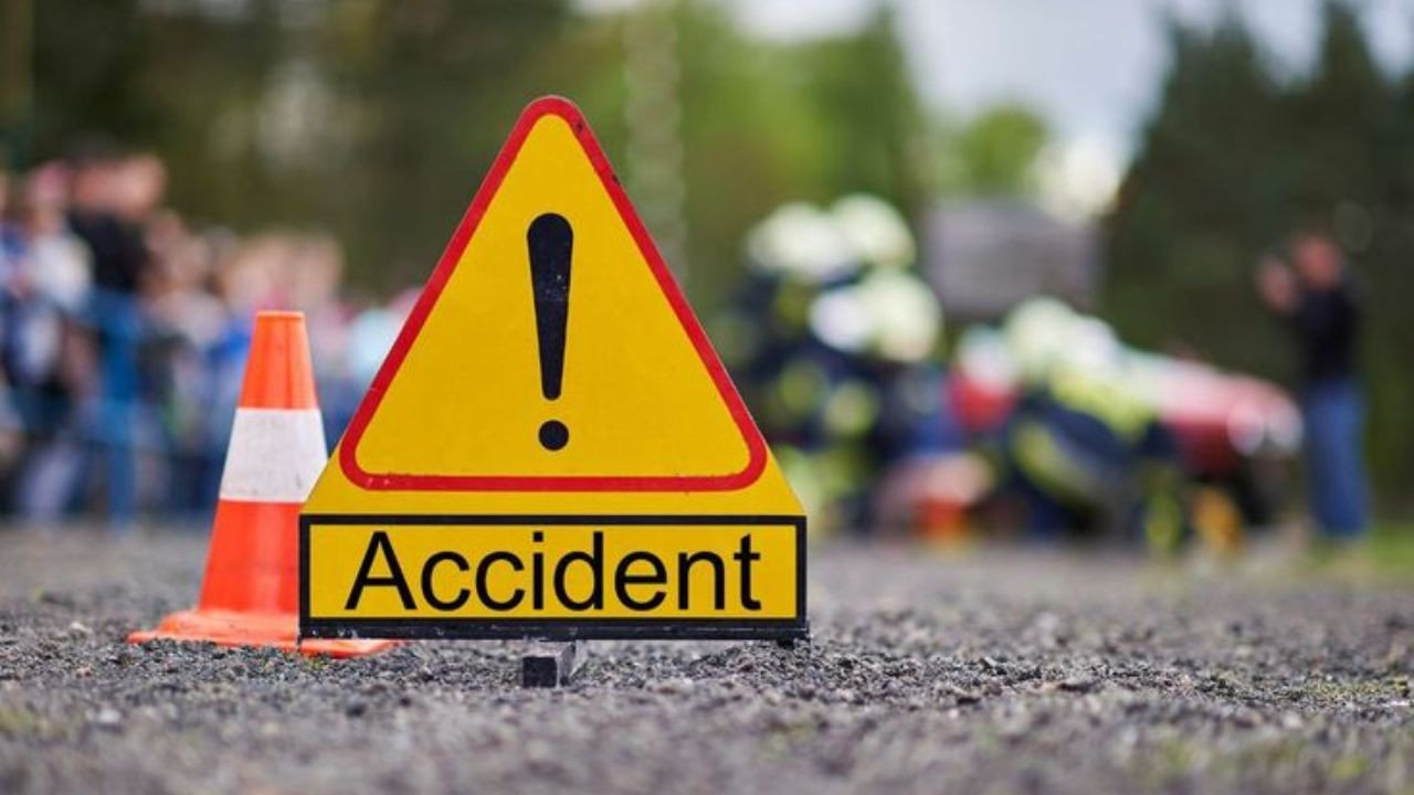झारखंड जा रही कार की ट्रक से हुई भीषण टक्कर, 9 लोगों की मौत | west bengal  Purulia Road Accident 9 people coming towards Jharkhand died