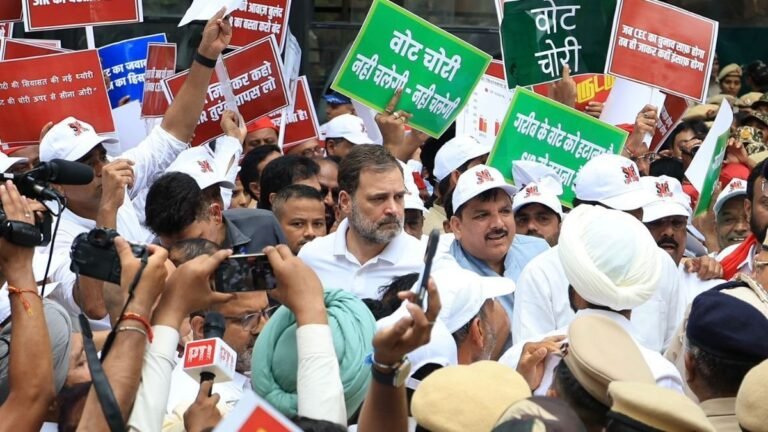 दिल्ली में प्रदर्शन के बाद हिरासत मे लिए जाने पर बोले राहुल गांधी-यह लड़ाई राजनीतिक नहीं, संविधान बचाने की है