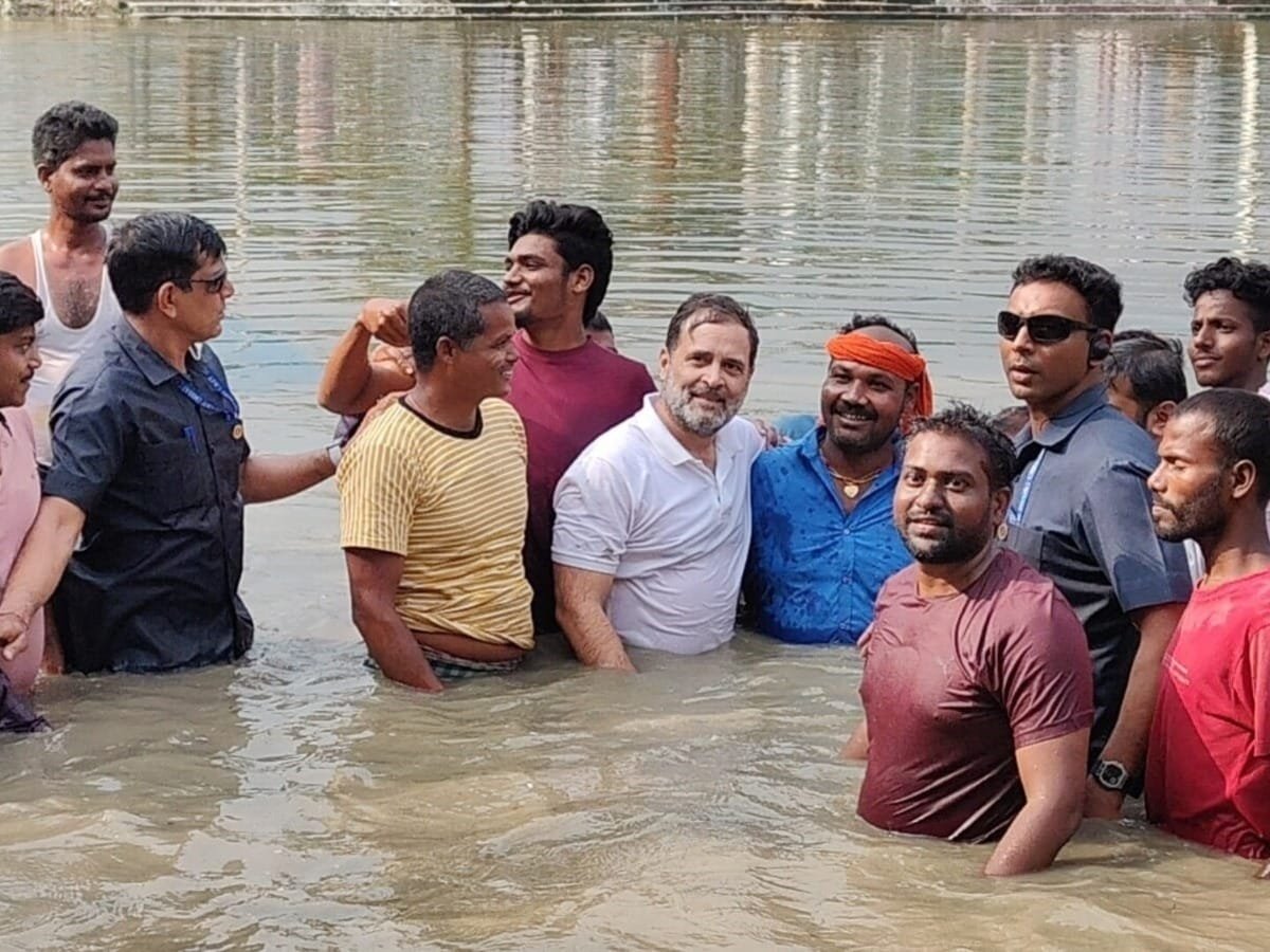 Rahul Gandhi jumped into pond with VIP Mukesh Sahni catch fish in Begusarai Bihar shared video मुकेश सहनी संग पोखर में कूद मछली पकड़ने लगे राहुल गांधी; वीडियो शेयर कर बताया- बहुत