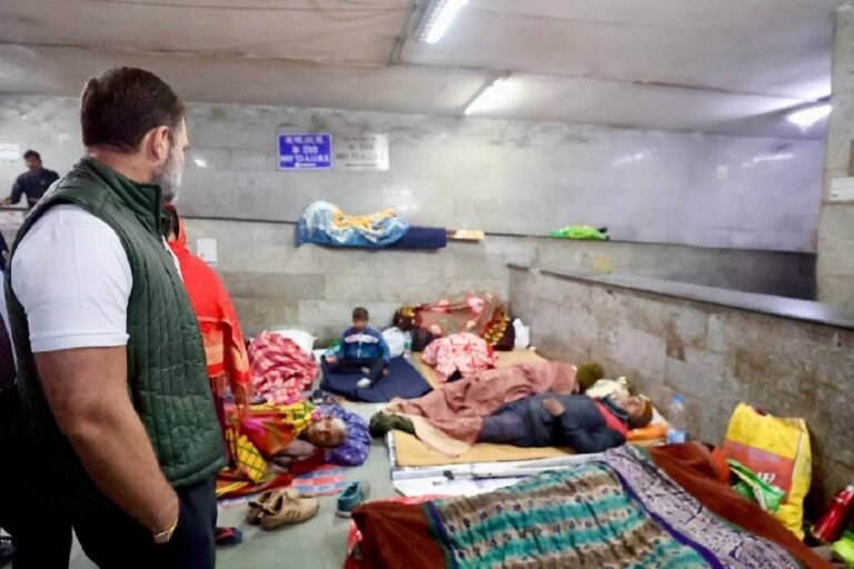 गुरुवार देर रात एम्स पहुंचे राहुल गांधी, फुटपाथ पर सो रहे मरीजों का लिया हाल, सरकार पर साधा निशाना