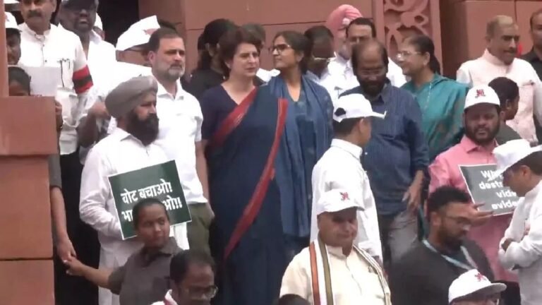 दिल्ली में वोट चोरी के आरोप पर विपक्ष का जमकर बवाल, पुलिस ने रोका तो बैरिकेड्स कूद गए अखिलेश यादव, राहुल-प्रियंका हिरासत में