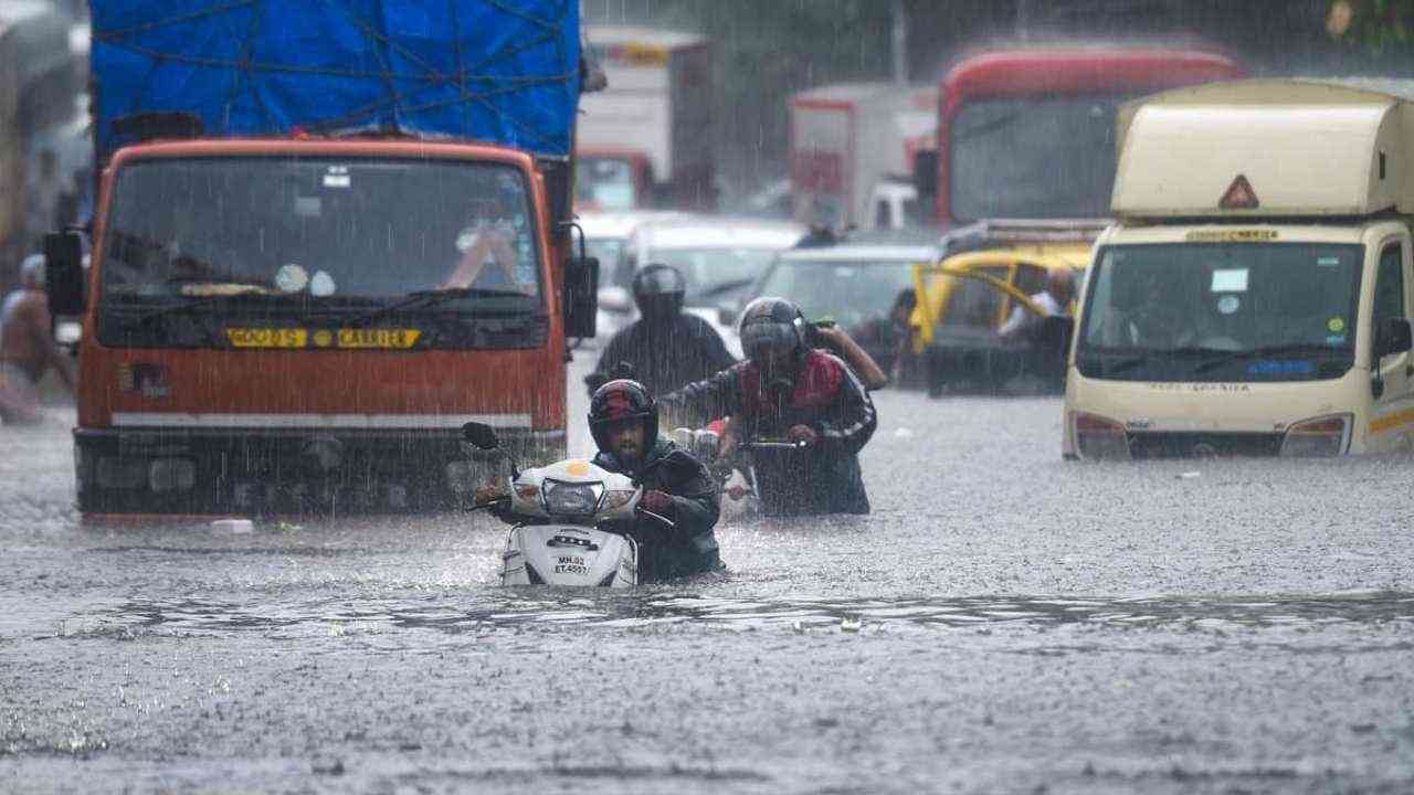 Mumbai rains Schools and colleges closed today due to heavy rains  45-year-old woman dies after falling into an open drain orange alert issued  | Mumbai rains: भारी बारिश के कारण आज स्कूल-कॉलेज