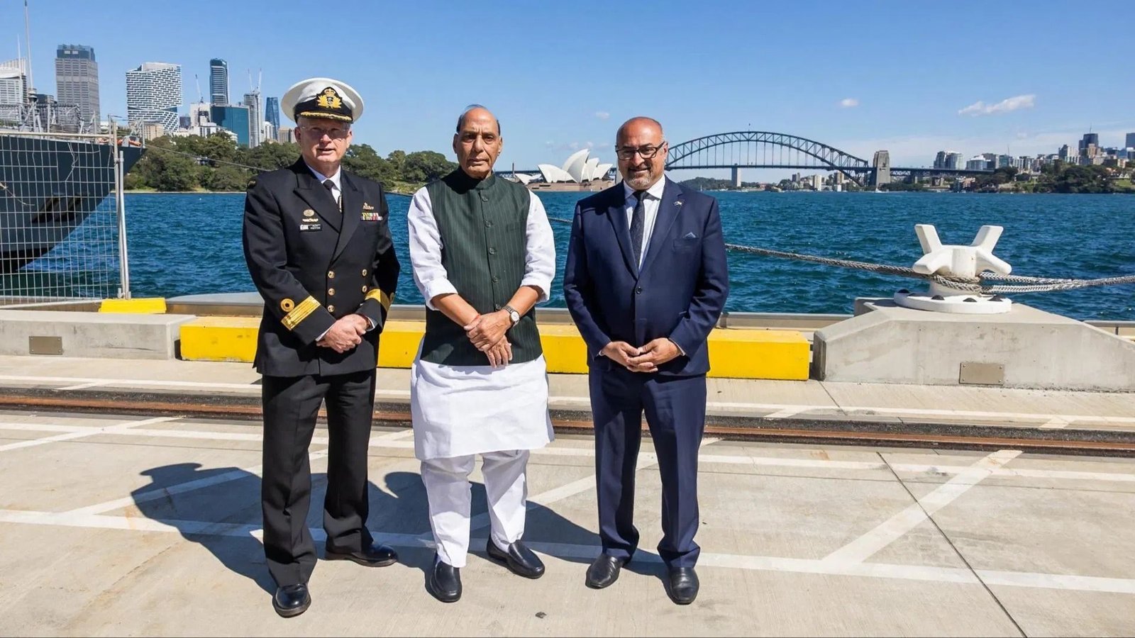 सिडनी में राजनाथ सिंह का एचएमएएस कुट्टाबुल नेवी बेस दौरा, भारत-ऑस्ट्रेलिया रक्षा साझेदारी पर हुई अहम बातचीत सिडनी में राजनाथ सिंह का एचएमएएस कुट्टाबुल नेवी बेस दौरा, भारत-ऑस्ट्रेलिया रक्षा साझेदारी पर हुई अहम बातचीत