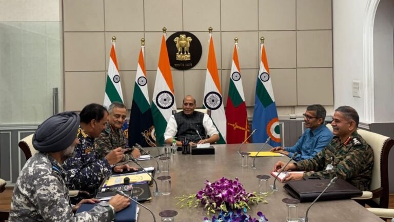 राष्ट्रीय सुरक्षा की समीक्षा बैठक: रक्षा मंत्री ने सैन्य प्रमुखों के साथ की अहम चर्चा, पाकिस्तान के हमलों को लेकर बड़ा मंथन