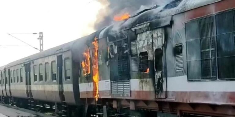 इंदौर से रतलाम जा रही डेमू ट्रेन में आग, ट्रेन रुकते ही खेतों की ओर भागे यात्री, ग्रामीणों की मदद से बुझी आग