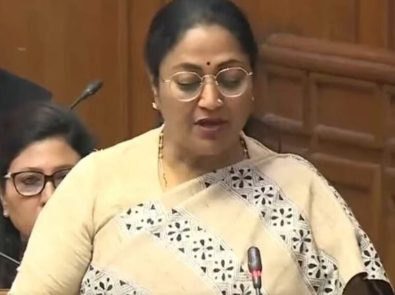 दिल्ली की सीएम रेखा गुप्ता ने विधानसभा में पेश की कैग रिपोर्ट, शराब नीति से दो हजार करोड़ के नुकसान का अंदाजा