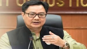 राहुल गांधी पर किरेन रिजिजू का हमला: कांग्रेस भारत विरोधी ताकतों के साथ मिलकर देश को कमजोर कर रही है