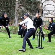 मुंबई में ऋषि सुनक का क्रिकेट रोमांच: पारसी जिमखाना में दिखाया खेल का जुनून!