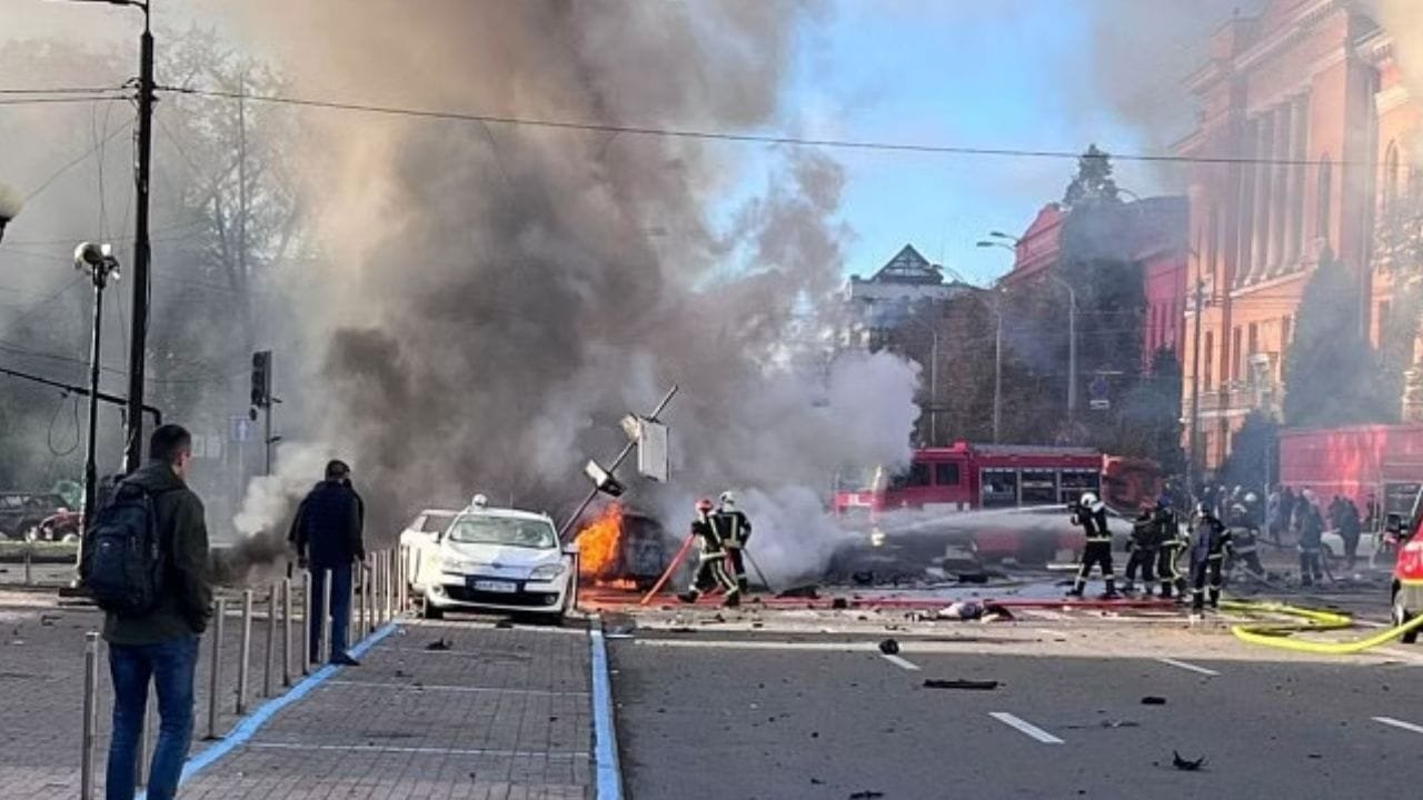 Russia Ukraine war: डोनेस्क समेत यूक्रेन के कई इलाकों में एयर रेड अलर्ट,  रूसी हमलों से दहला खेरसोन | Russia Ukraine war Many areas of Ukraine at  risk of Russian attack