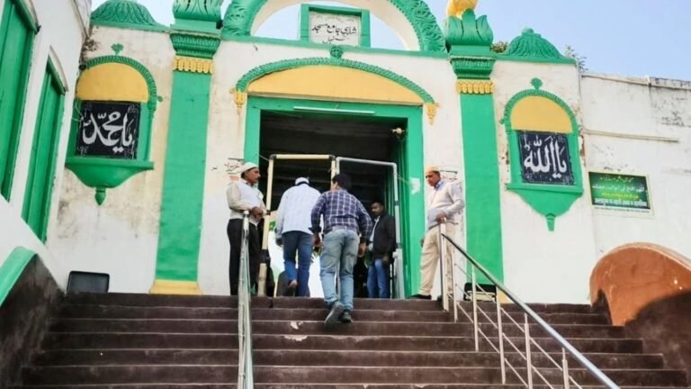संभल में मस्जिद के पास के कुएं में नहीं होगी पूजा, सुप्रीम कोर्ट ने लगाई रोक, यूपी सरकार से भी मांगा जवाब