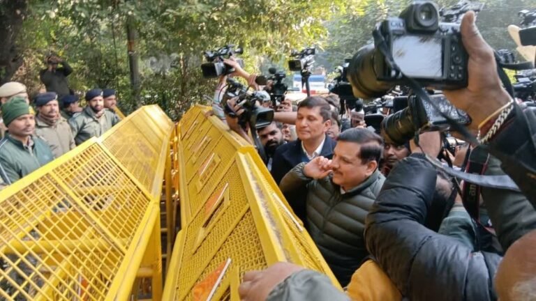 दिल्ली में सीएम आवास को लेकर सियासत, पुलिस ने संजय सिह को रोका तो धरने पर बैठ गए