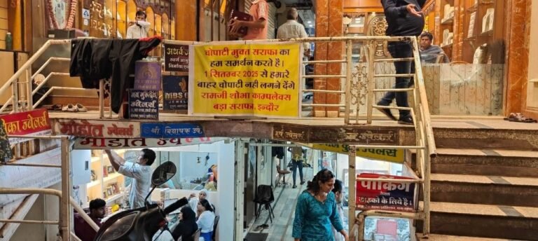 सराफा में चौपाटी न लगने देने का बैनर लगा कर बैठे व्यापारी आखिर अचानक कैसे मान गए महापौर की बात, कहीं पूरी दाल तो काली नहीं?