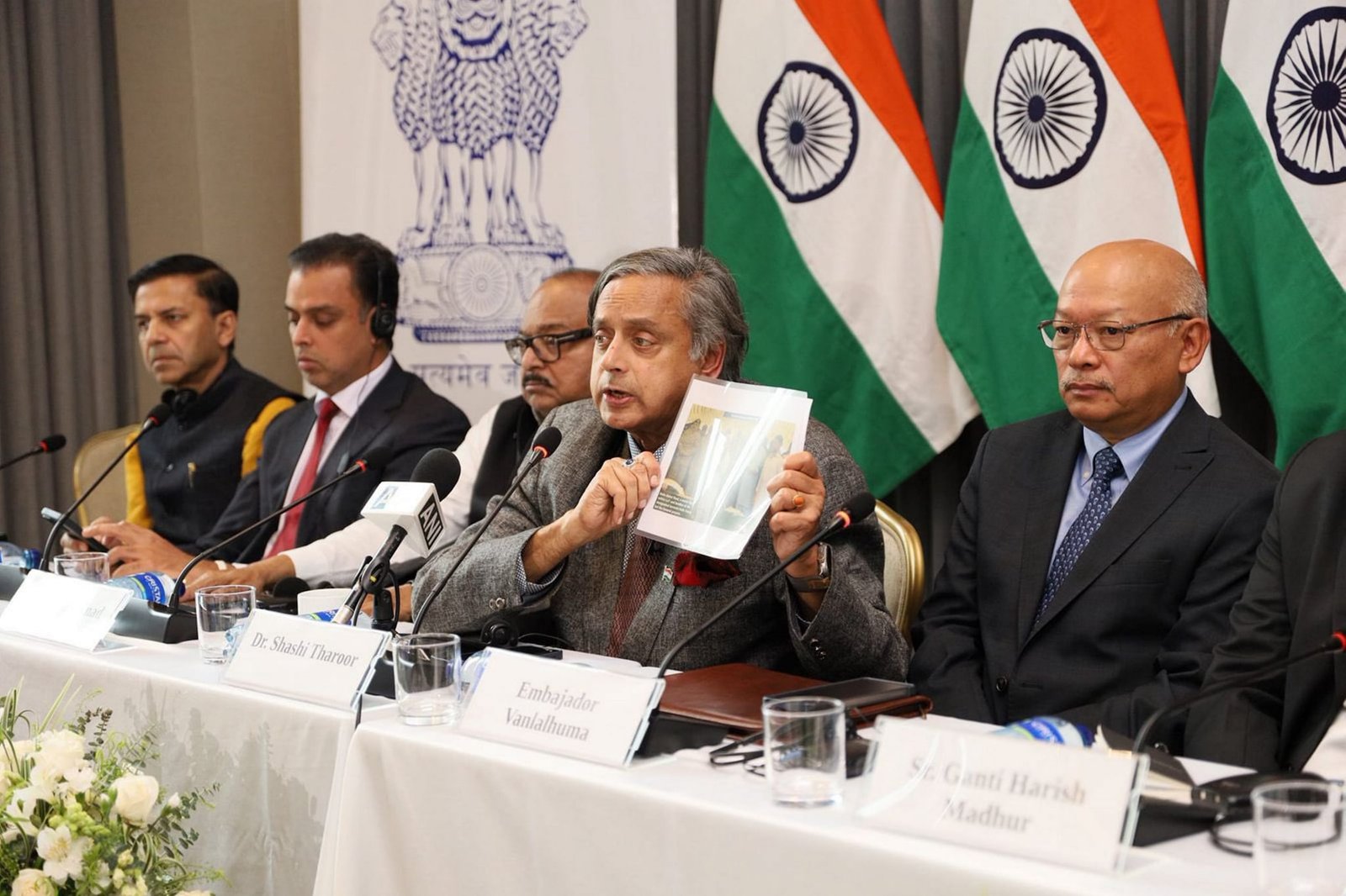 शशि थरूर ने कोलंबिया के पाकिस्तान समर्थक बयान पर जताई नाराज़गी. - News18 हिंदी