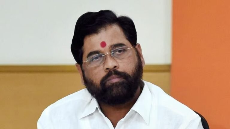 महाराष्ट्र में सरकार गठन से पहले ही बिगड़ी एकनाथ शिंदे की तबीयत, गांव में ही डॉक्टरों ने की जांच, दो दिन में ठीक होंगे
