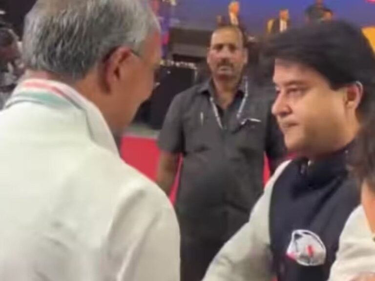 भोपाल के एक कार्यक्रम में दिग्विजय सिंह का हाथ पकड़ मंच पर ले गए सिंधिया, राजा-महाराजा के मिलन से सियासी चर्चाओं का बाजार गर्म