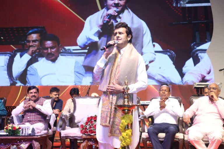 इंदौर में लता अलंकरण से नवाजे गए प्रसिद्ध गायक सोनू निगम, लता मंगेशकर को अपनी मां के समान बताया