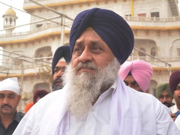 अकाल तख्त ने पूर्व सीएम सुखबीर बादल को सुनाई सजा, स्वर्ण मंदिर में साफ करें वॉशरूम और जूठे बर्तन