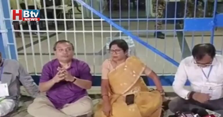 बंगाल में स्ट्रॉन्ग रूम के बाहर टीएमसी नेताओं का धरना, बैलेट बॉक्स खोलने का आरोप