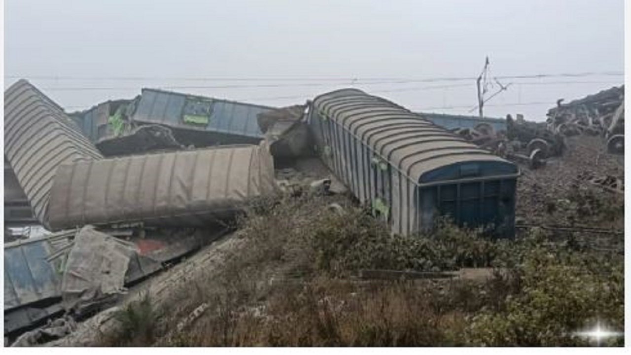 Bihar: जमुई में ट्रेन हादसा, मालगाड़ी के 3 डिब्बे नदी में गिरे, दिल्ली-पटना-हावड़ा रूट ठप | Mirror Media