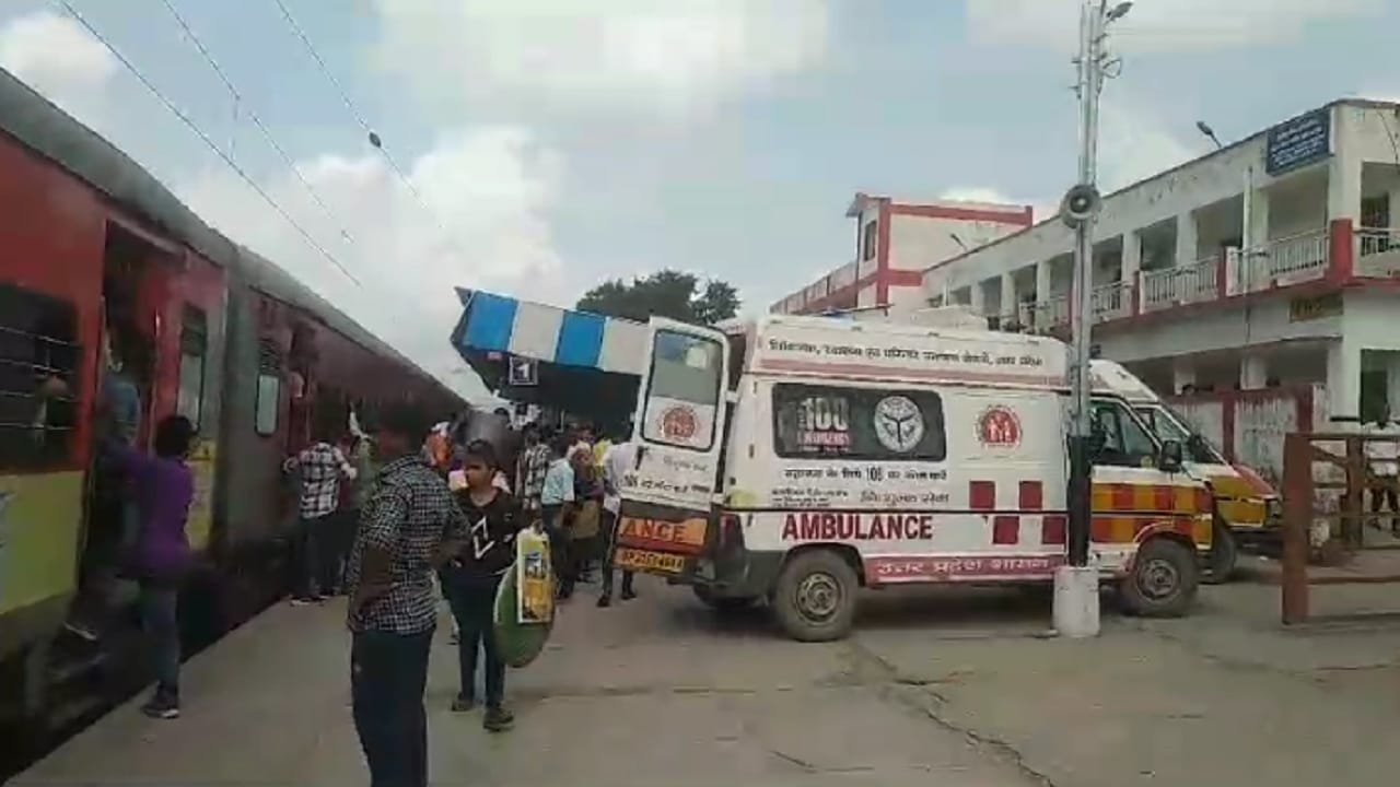 Panic Spread In Punjab Mail Train Due To Rumor Of Fire 20 Passengers  Injured - Amar Ujala Hindi News Live - Up News:आग लगने की अफवाह से पंजाब मेल  एक्सप्रेस में मची
