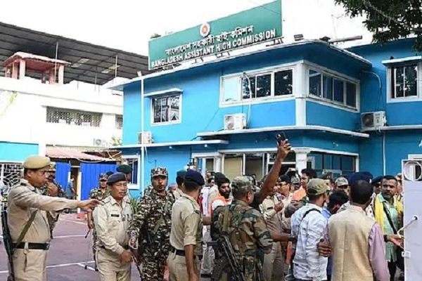 Bangladesh High Commission locked after uproar in Tripura work halted due  to protests|त्रिपुरा में बवाल के बाद बांग्लादेश उच्चायोग पर ताले, विरोध  प्रदर्शन के चलते कामकाज ठप
