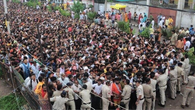 नागमपंचमी के दिन उज्जैन में सारी व्यवस्थाएं फेल, वीआईपी दर्शन में ही लगे चार-चार घंटे, आम जनता का तो और बुरा हाल