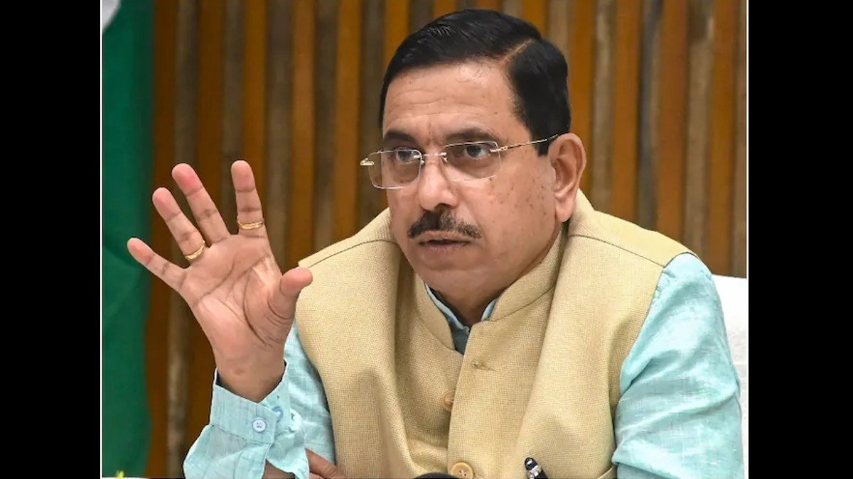 Prahlad Joshi scathing attack said Mallikarjun Kharge is a rubber stamp president of fake Italian Congress प्रह्लाद जोशी का कांग्रेस पर तीखा हमला - India TV Hindi