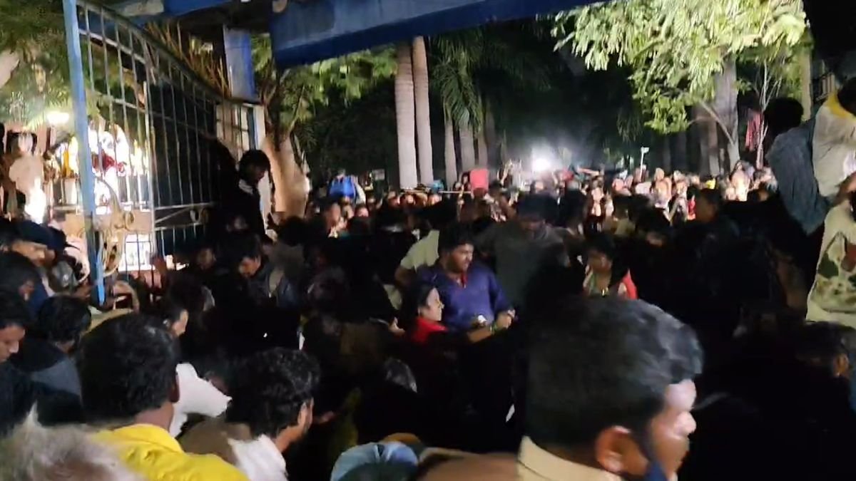 तिरुपति भगदड़: वैकुंठ एकादशी के टिकट वितरण में अव्यवस्था से 6 लोगों की मौत 1 आंध्र प्रदेशः तिरुपति के विष्णु निवासम में मची भगदड़, 6 श्रद्धालुओं की मौत, 40 घायल, जांच के आदेश - India TV Hindi