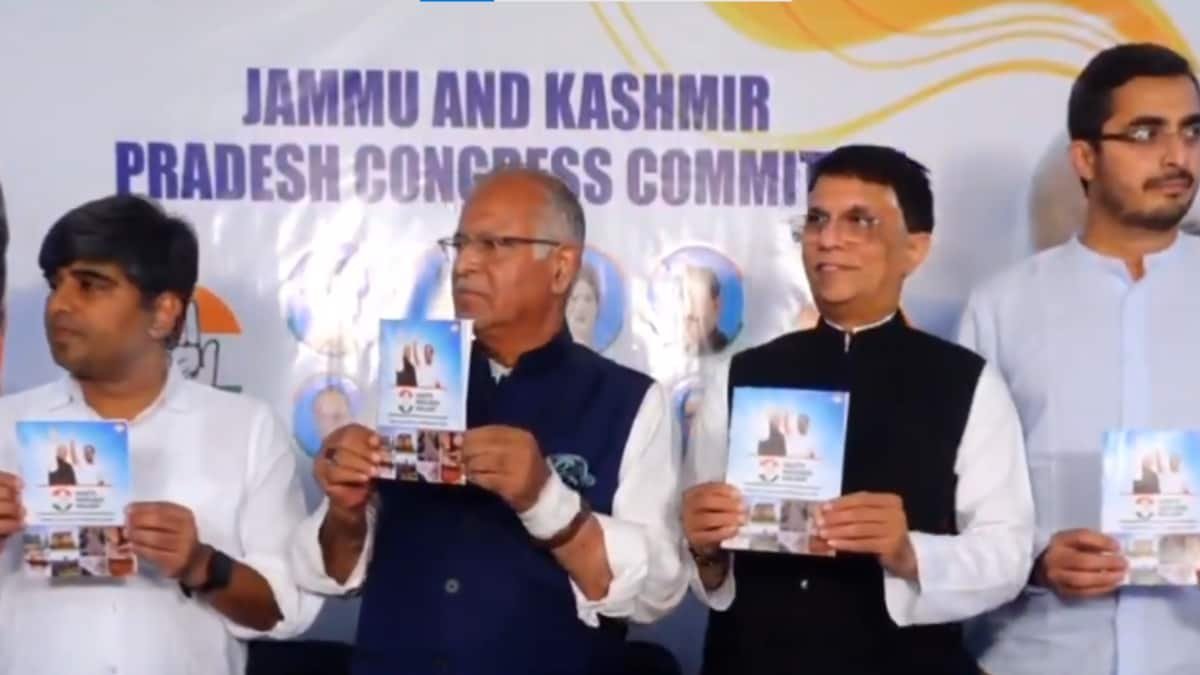 कांग्रेस ने जम्मू-कश्मीर चुनाव के लिए घोषणापत्र जारी किया; पूर्ण राज्य का  दर्जा, युवाओं को 3.5 हजार रुपये तक बेरोजगारी भत्ता देने का वादा - News18