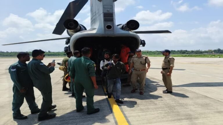 उत्तरकाशी आपदा: हेलीकॉप्टर्स  से तेज हुआ बचाव अभियान, सैकड़ों लोग सुरक्षित स्थानों पर पहुंचाए गए