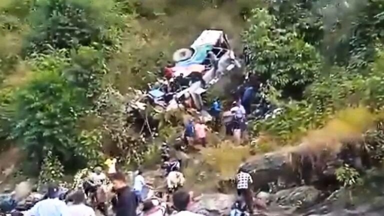 उत्तराखंड के अल्मोड़ा में भीषण सड़क हादसा, गहरी खाई में गिरी बस, करीब 36 लोगों के मौत की आशंका