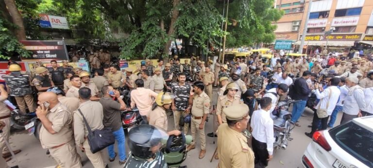 वाराणसी में दरोगा सहित चार पुलिसकर्मियों को वकीलों ने दौड़ा-दौड़ा कर पीटा, गंभीर हालत में दरोगा अस्पताल में भर्ती