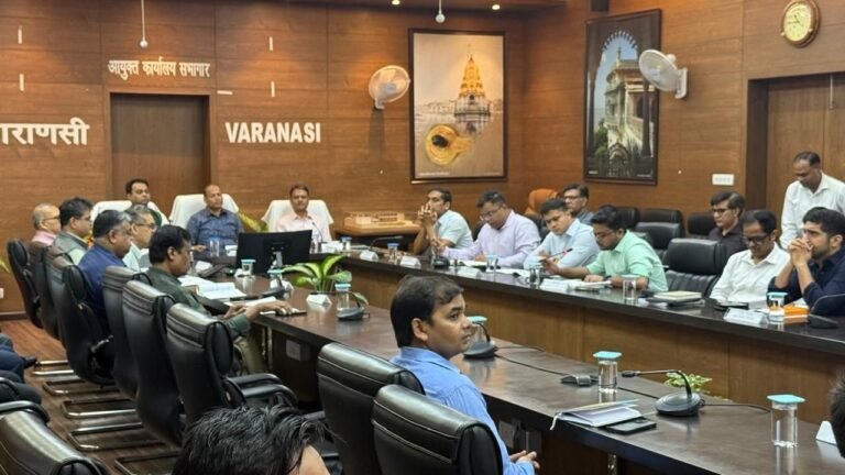 पीएम मोदी के प्रिय शहर बनारस को साफ-सुथरा करने में जुटा इंदौर, संस्कृति सचिव विवेक अग्रवाल के साथ इंदौर कलेक्टर और निगमायुक्त ने संभाली कमान