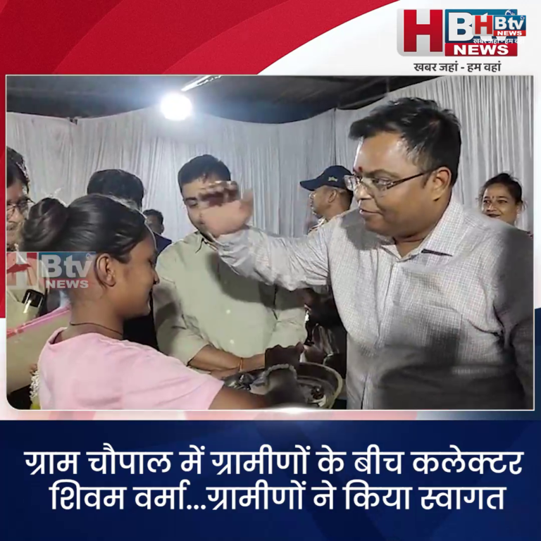 INDORE·ग्राम चौपाल में ग्रामीणों के बीच कलेक्टर शिवम वर्मा..
