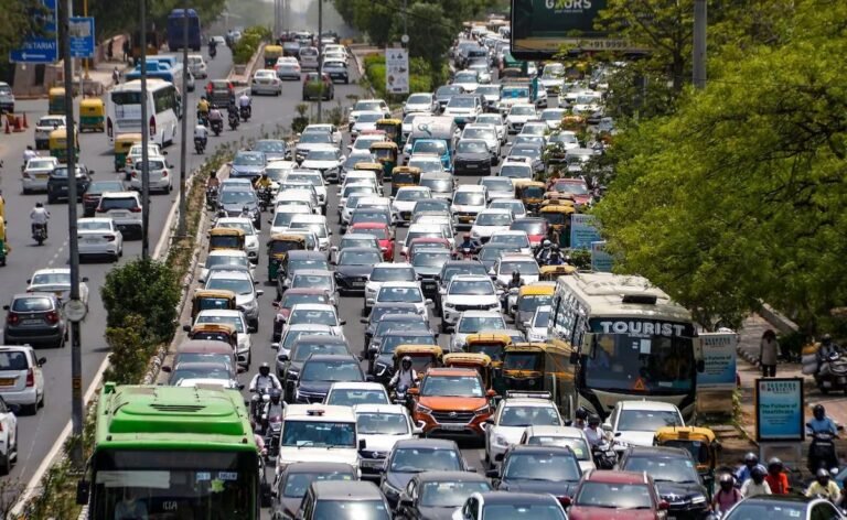 दिल्ली में पुराने वाहनों पर सख्ती: पेट्रोल पंपों पर 350 टीमें तैनात,आज  से ईंधन भरवाने पर रोक