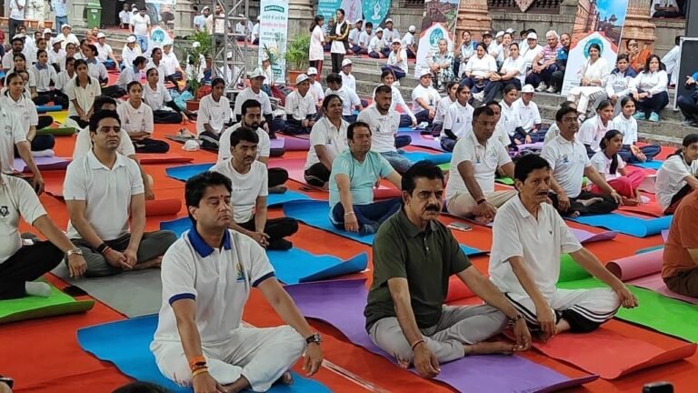 इंदौर में पॉलिटिकल योगा…केंद्रीय मंत्री सिंधिया की उपस्थिति से बदला राजनीतिक माहौल, भले ही तुलसी पहलवान धार में थे, लेकिन खुश तो बहुत हुए होंगे