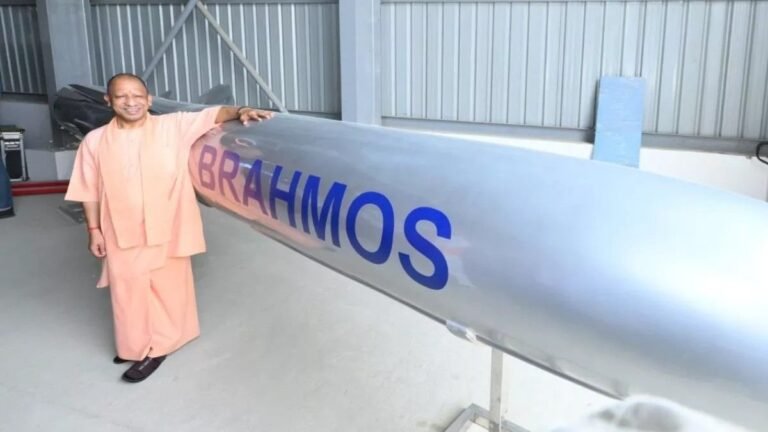 यूपी के सीएम योगी आदित्यनाथ बोले-ब्रह्मोस की ताकत पाकिस्तान से पूछिए, आतंकवाद को बताया कुत्ते की पूंछ