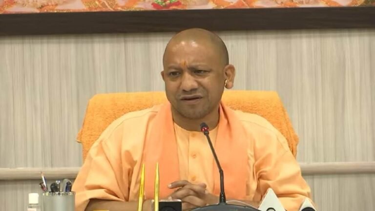 सीएम योगी का विपक्ष पर हमला: "अपने बच्चों को इंग्लिश मीडियम, आम जनता के बच्चों को उर्दू की तरफ धकेलते हैं"
