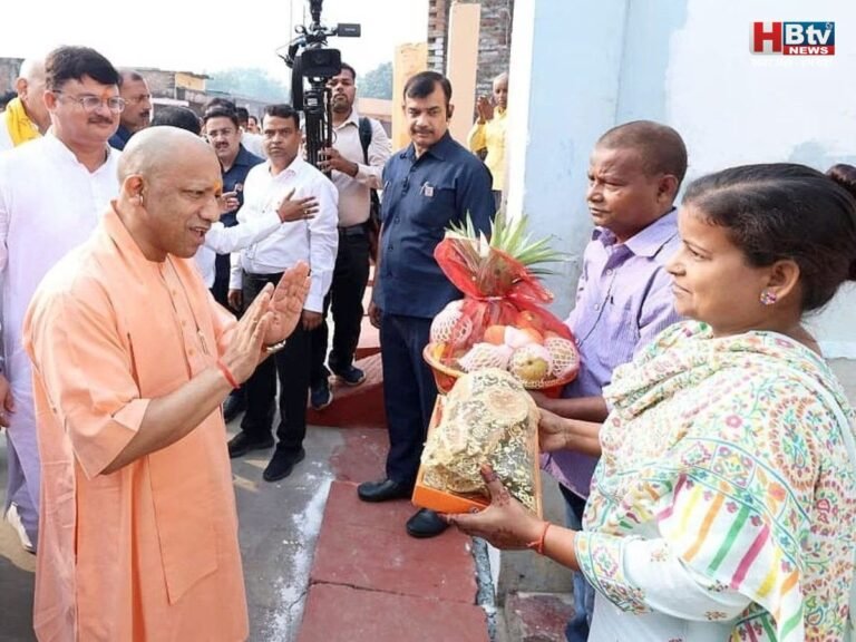 दीपावली पर अयोध्या पहुंचे सीएम योगी, वनवासियों के साथ मनाई दीपावली, सपा और कांग्रेस पर साधा निशाना