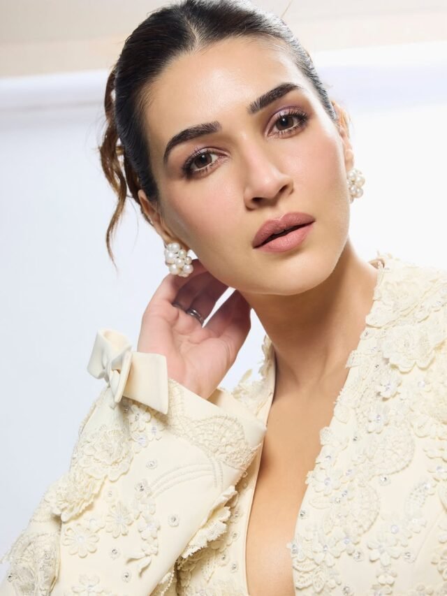 कैमरे के सामने Kriti Sanon ने दिखाई दिलकश अदाएं, लुक हुआ वायरल