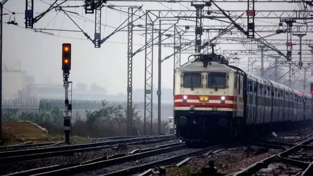 अमृत भारत एक्सप्रेस ट्रेन ट्रैक पर चलते हुए