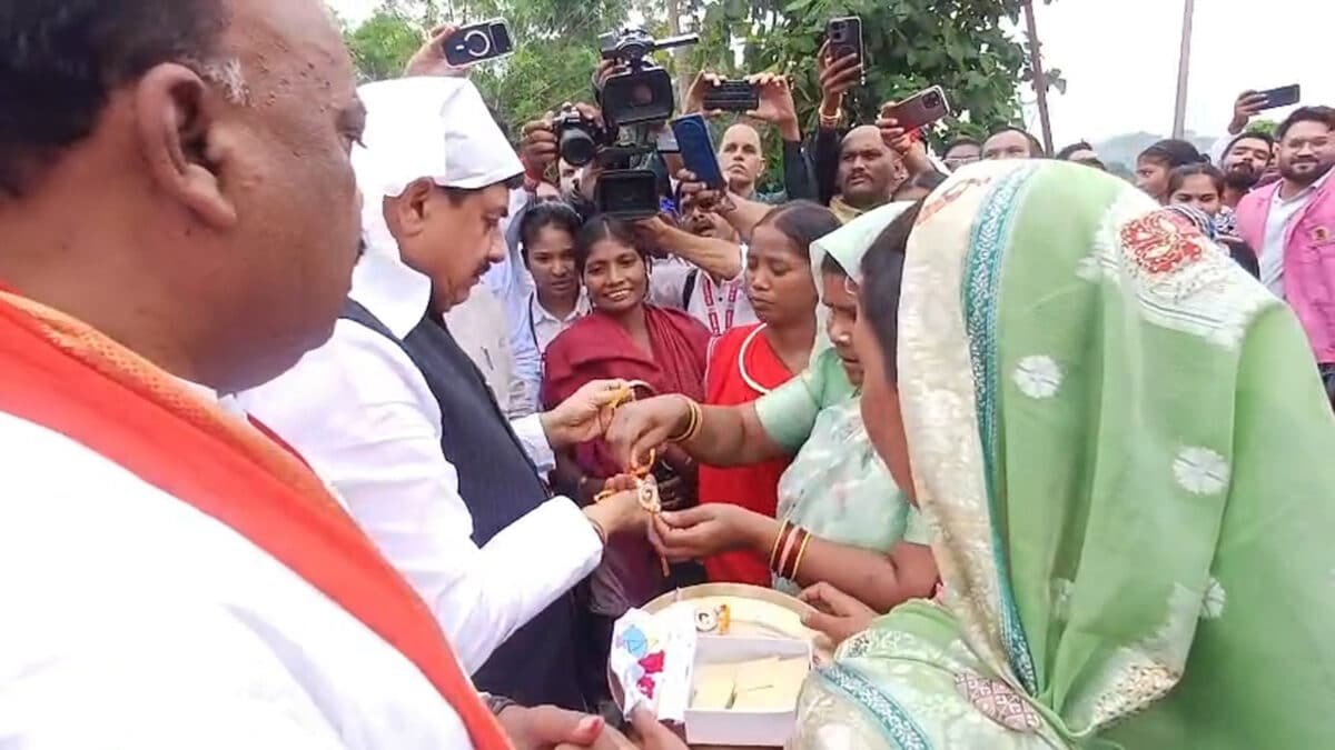 बालाघाट में मृतकों के परिजनों को आर्थिक सहायता की घोषणा करते सीएम मोहन यादव