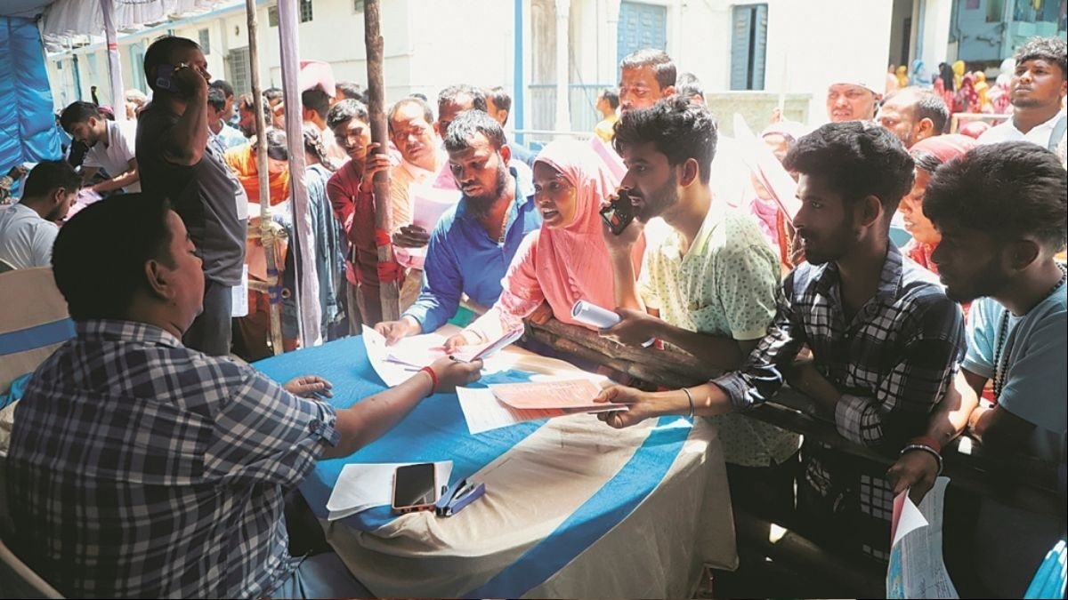 दिल्ली ड्राफ्ट वोटर लिस्ट जारी: 47.7 लाख नाम बाहर, 30 सितंबर तक ऐसे जुड़वाएं अपना नाम 2 दिल्ली ड्राफ्ट वोटर लिस्ट जारी होने के बाद मतदाता सूची की जांच करते अधिकारी