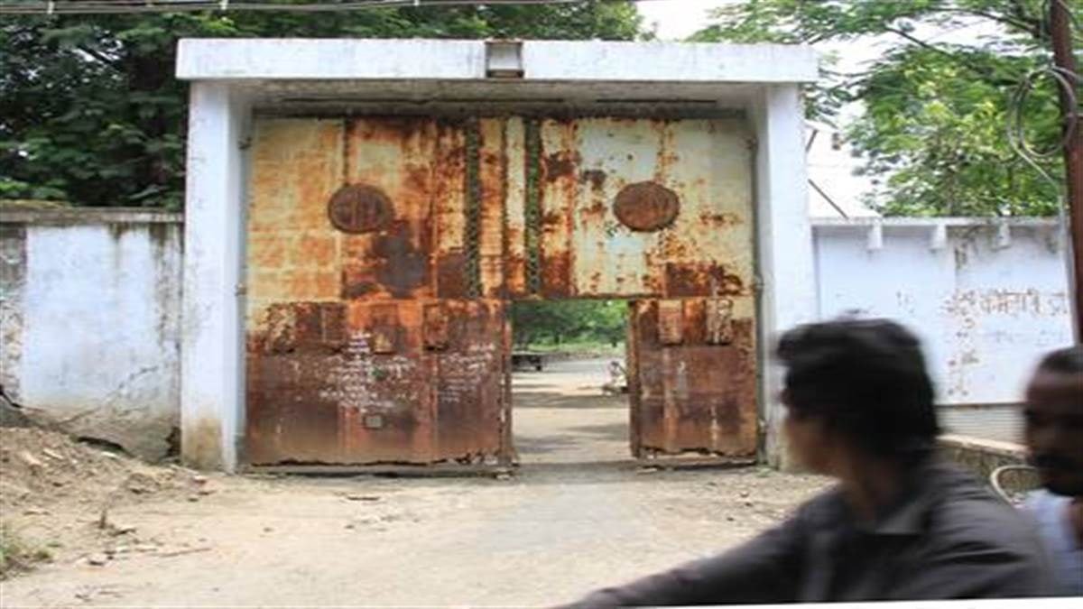 इंदौर में हुकमचंद मिल के श्रमिक अपने हक के बकाये के लिए संघर्ष करते हुए