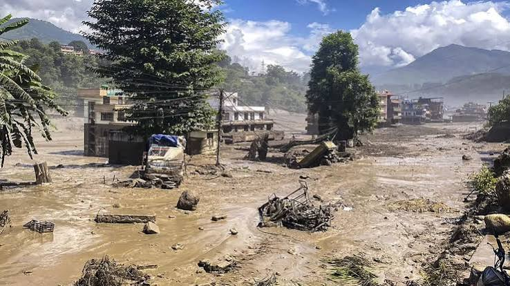 नेपाल में बाढ़ की बड़ी तबाही!  भारतीयों समेत सैकड़ों  यात्री लापता, MEA ने जारी किए हेल्पलाइन नंबर