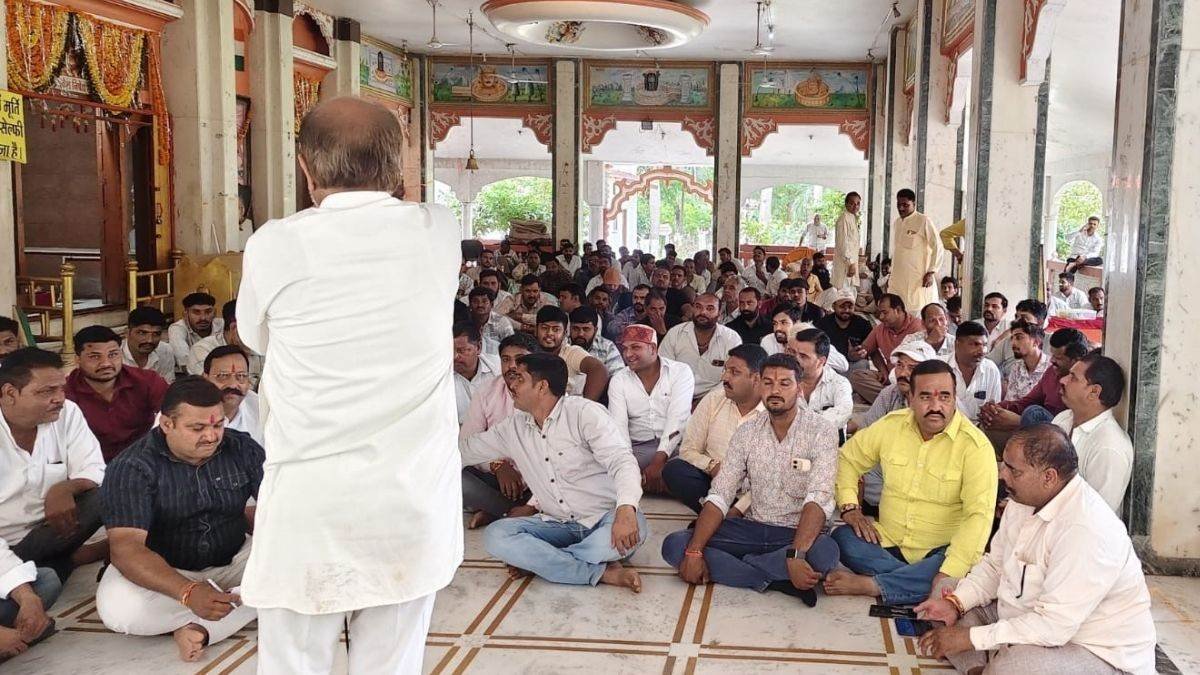 इंदौर में दूध की सप्लाई को लेकर प्रदर्शन करते किसान