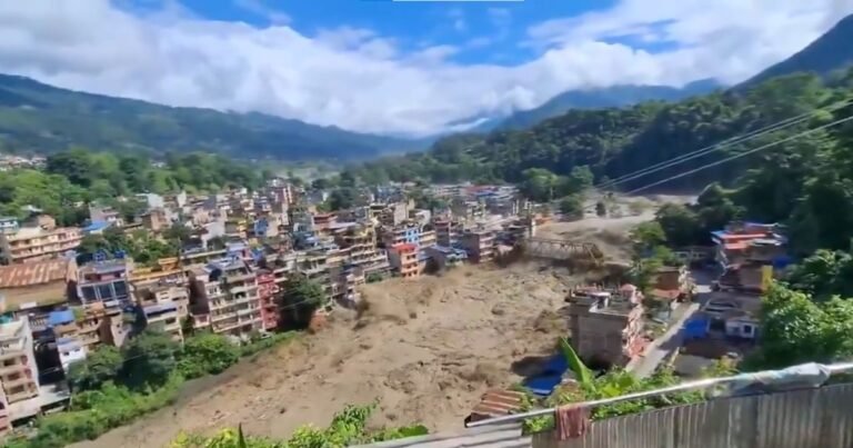 नेपाल में जलप्रलय से बिहार-यूपी में चिंता, मदद के लिए आगे आया भारत