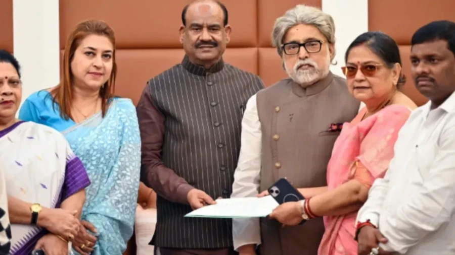 लोकसभा अध्यक्ष ने टीएमसी के 20 बागी सांसदों को भेजा नोटिस 2 टीएमसी बागी सांसदों को नोटिस